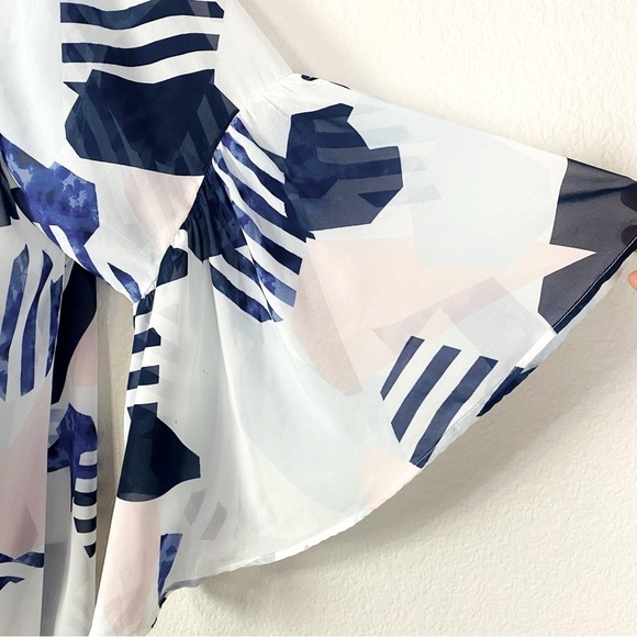 Torrid Abstract Print Chiffon Bell Sleeve Kimono Size 1X/2X - Picture 3 of 7